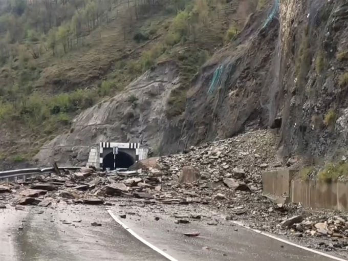 Another major landslide on Jammu-Srinagar National Highway, vehicular movement suspended