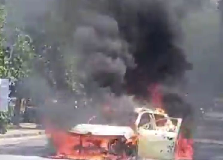 Another fire in a moving car in Delhi, two occupants narrowly escape with their lives