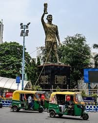 This statue of Messi in Laketown is swaying in the wind. There are plans to remove it soon.