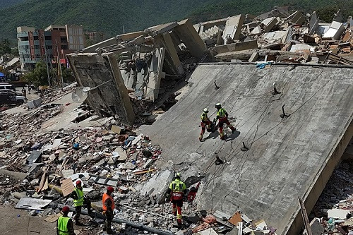 Death toll from Venezuela earthquake rises to 1,450; search for survivors continues.