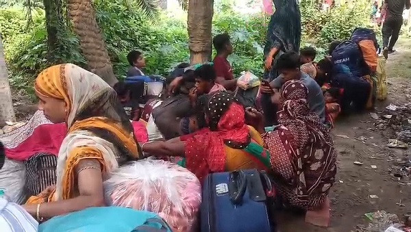170 Bangladeshis at Hakimpur checkpost, preparing to be sent back after identity verification