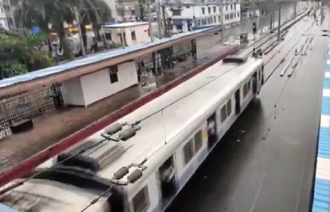 Incessant rain in Mumbai overnight; railway tracks and roads waterlogged.