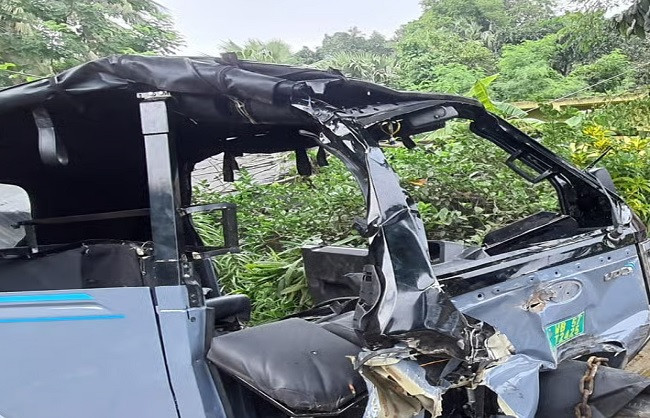 E-rickshaw collides with pickup van in Murshidabad; 6 students injured.