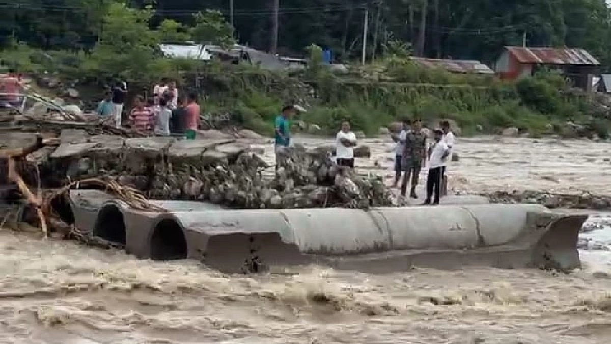 Temporary bridge at Dudhia collapses due to heavy rain; Siliguri-Mirik road link severed.
