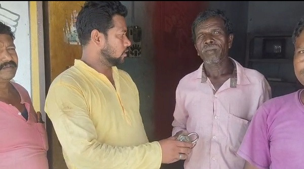 BJP workers handed the shop back to the owner in Kumarganj, Goghat.