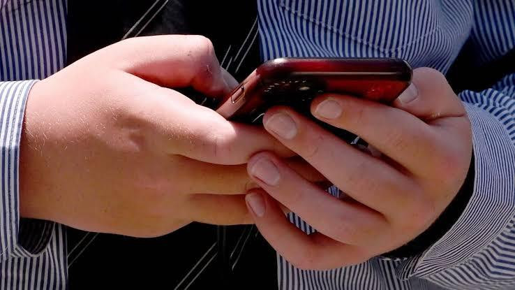 Social media restriction law in France