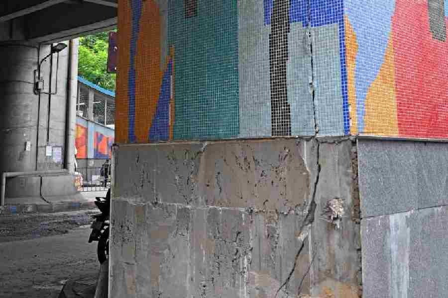 Kolkata Metro Pillar Crack