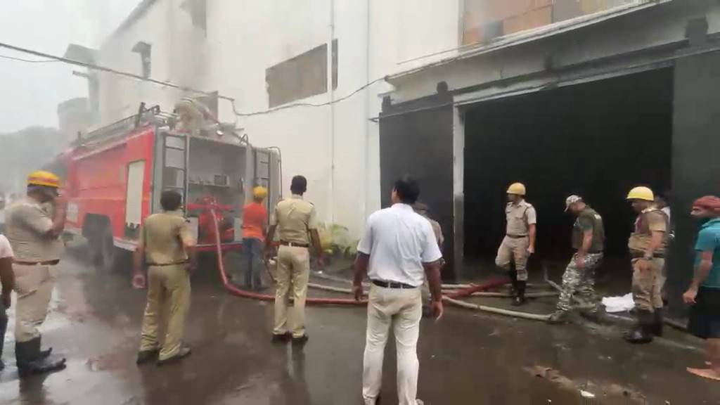 Massive fire breaks out at Ambika Jute Mill in Belur